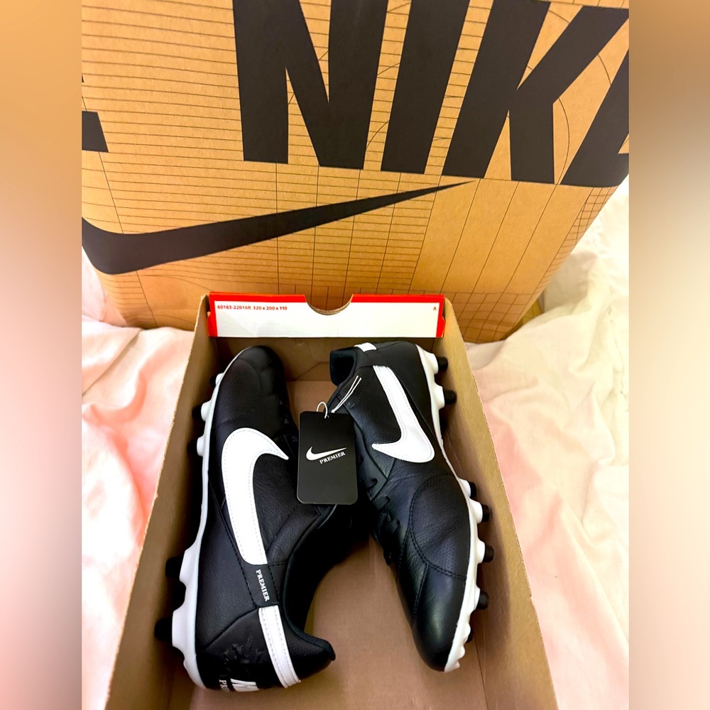 Nike premier III FG size 7 or 8.5 men NIB NWT!